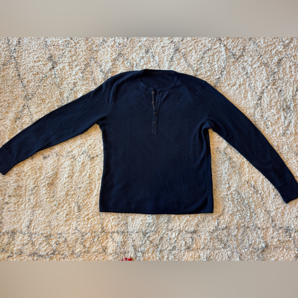 Rag n Bone Men's Classic Navy Sweater

Thin layer

3 button down